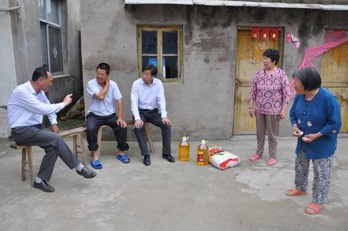 泗阳中专到挂钩村开展“服务三夏，扶贫助困”送温暖活动