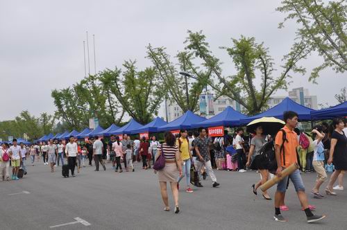 泗阳中专新生军训报到场面火爆