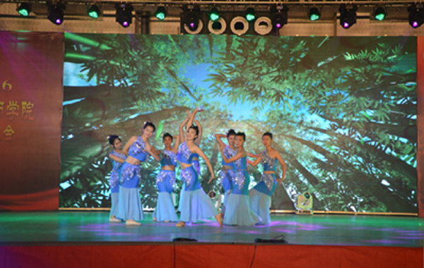 淮海技师学院举办庆国庆迎新生文艺晚会