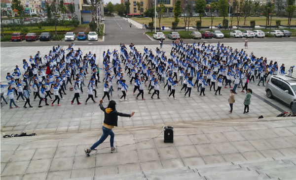 打造特色校园  广场舞嗨起来——淮海技师学院组织学生练习广场舞和交谊舞