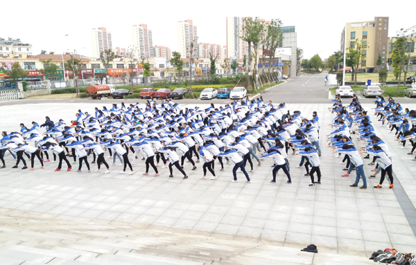 打造特色校园  广场舞嗨起来——淮海技师学院组织学生练习广场舞和交谊舞