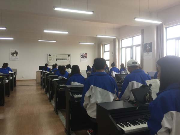 淮海技师学院电钢琴实训室正式投入使用