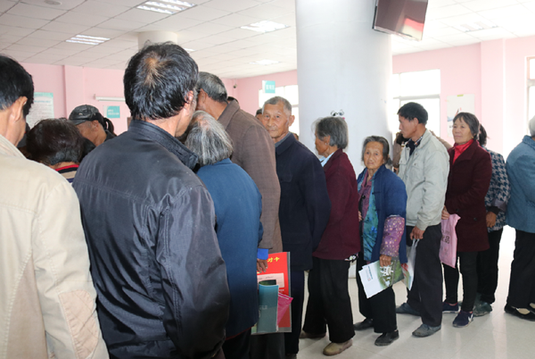 淮海技师学院组织结对帮扶户参加医疗扶贫义诊活动