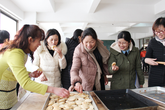 宿迁开放大学妇联助推女职工学厨艺