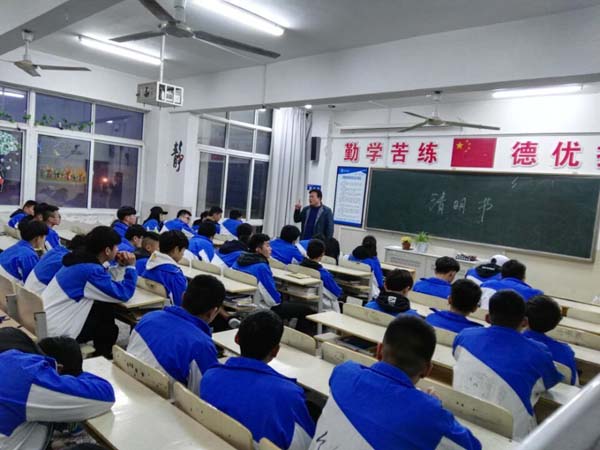 淮海技师学院开展“清明节，我们的节日”主题班会课