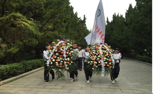 泗洪中专“缅怀革命先烈”清明节扫墓活动