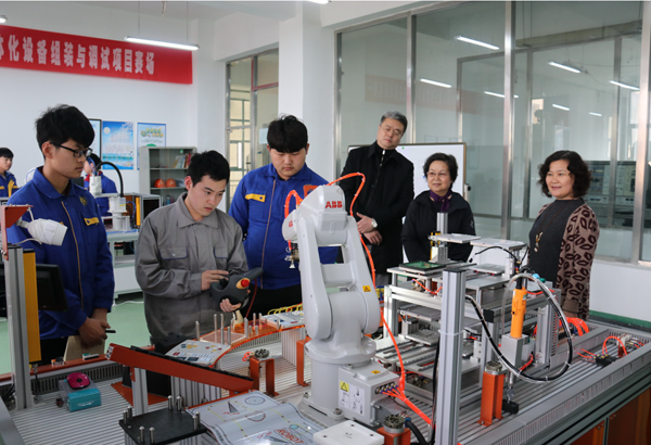 百得集团到淮海技师学院洽谈合作事宜