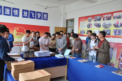 全县中学团委书记到泗阳中专观摩
