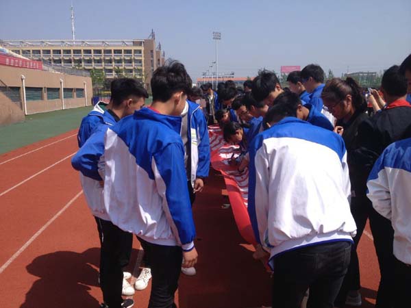 淮海技师学院举行“有序排队，不乱扔，做文明淮海人”主题升旗仪式