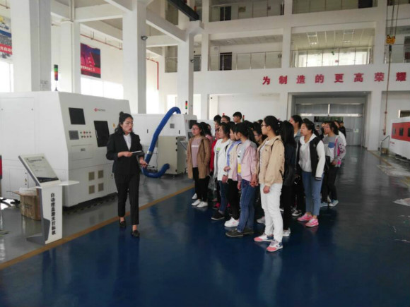 宿城中专师生参观激光产业园