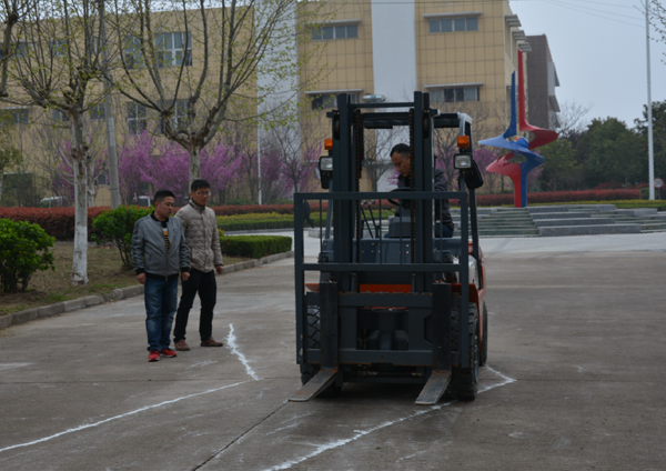 淮海技师学院2017年叉车驾驶员培训班开班