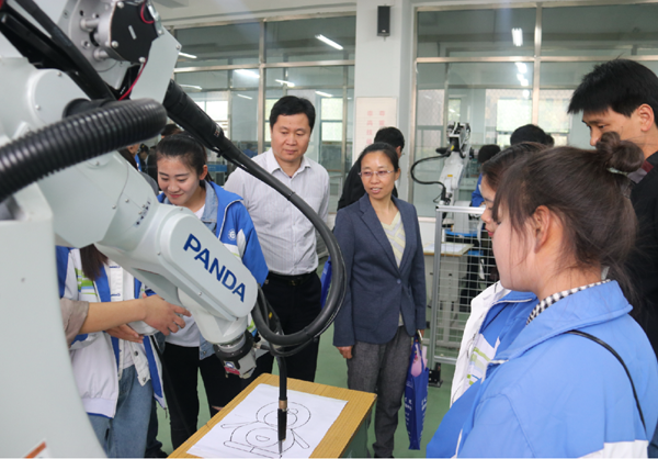全市职教观摩团到淮海技师学院观摩