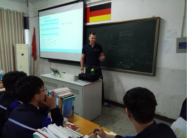 德国专家到淮海技师学院指导中德国际班教学工作