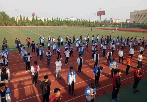 淮海技师学院组织师生练习健身气功八段锦