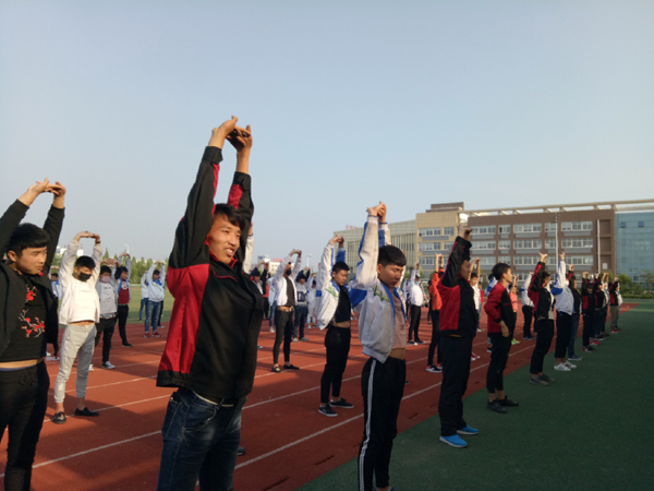 淮海技师学院组织师生练习健身气功八段锦