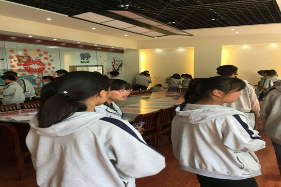 宿城中专参观剪纸艺术展