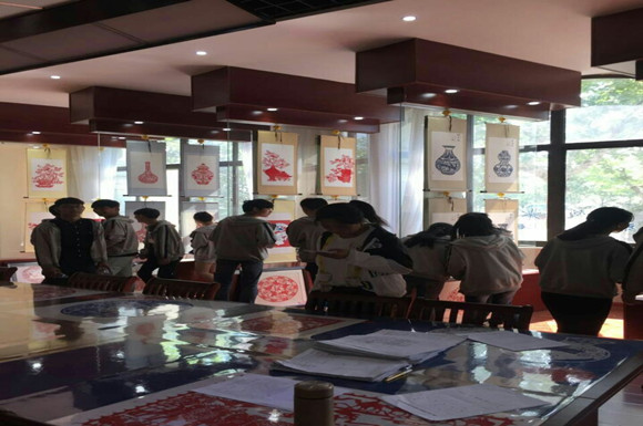 宿城中专参观剪纸艺术展