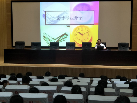 宿城中专举行专业宣传活动