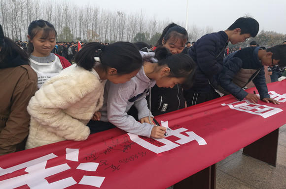 宿城中专开展以“拒绝校园欺凌、暴力，做遵纪守法的好学生”为主题的升旗仪式