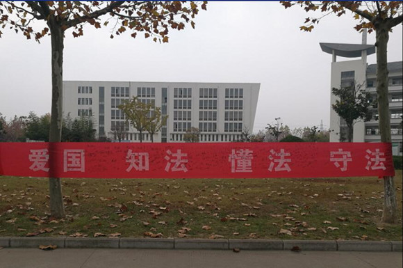 宿城中专开展以“拒绝校园欺凌、暴力，做遵纪守法的好学生”为主题的升旗仪式