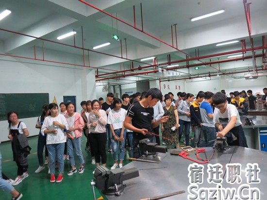 市内各中学初三学生纷纷到宿迁技师学院参观
