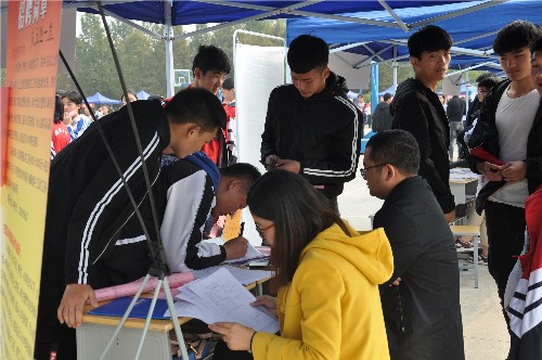 泗阳县2018年秋季校园招聘会在泗阳中专举行