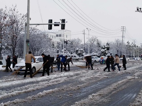 泗阳中专高质量完成路面积雪清扫任务