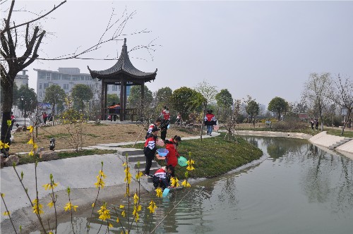 泗阳中专开展“我为生态泗阳添份绿”义务植树活动