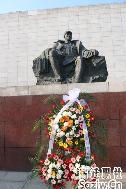 宿迁技师学院高职部近千名师生清明前夕徒步祭扫烈士墓