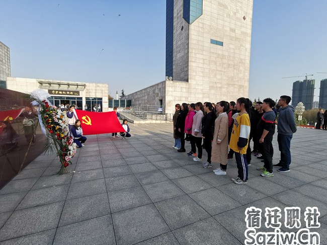 宿迁技师学院高职部近千名师生清明前夕徒步祭扫烈士墓