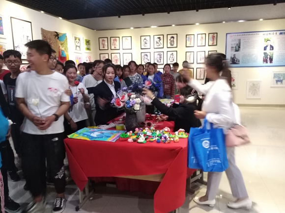 五月校园花如海  万名学子游经贸