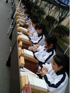弹指一挥间，钞票在飞舞