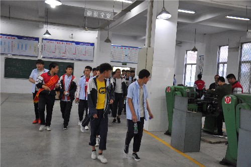 泗阳中专：职教活动周开放首日喜迎12个学校师生参观