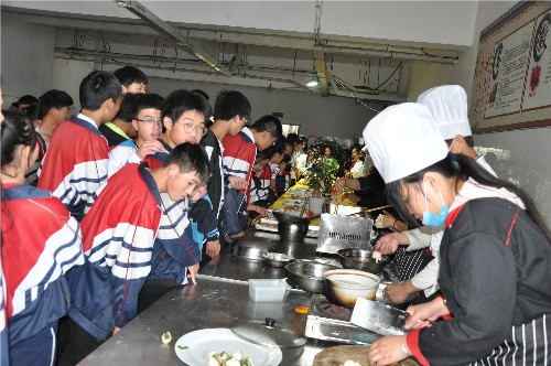 泗阳中专：职教活动周开放首日喜迎12个学校师生参观
