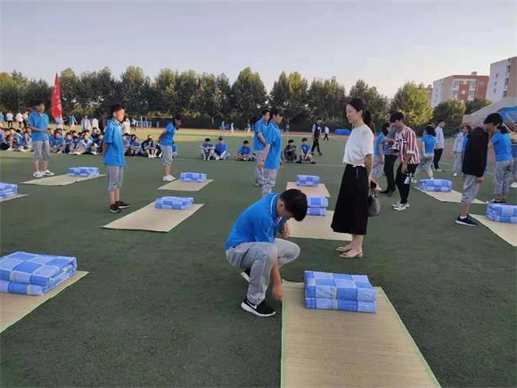 宿迁经贸高职信息系举行新生叠被子大赛