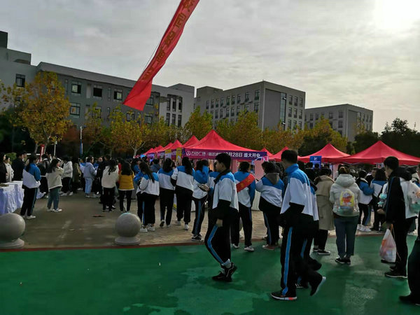 沭阳中专举行就业招聘会