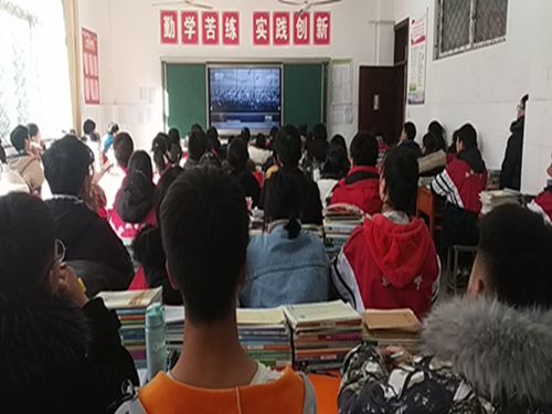 泗阳中专组织全体师生观看交通安全日专题节目