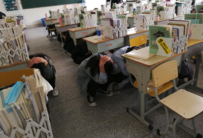 防震应急演练，构筑安全防线——宿迁经贸高职开展防震应急疏散演练活动