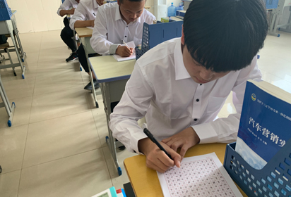 宿迁经贸高职汽车系举办“写规范字 抒爱国情”规范汉字书写大赛