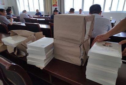 泗阳中专向党员干部赠读《习近平谈治国理政》第三卷
