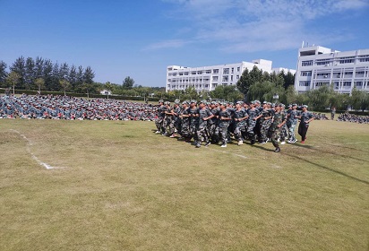 泗阳中专举行2020级新生军训闭营仪式暨汇报表演