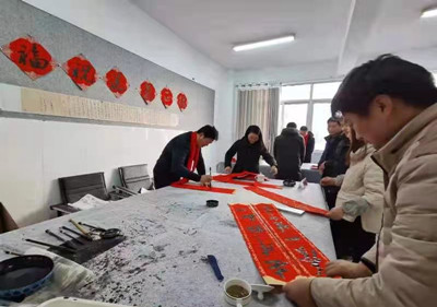 泗阳中专开展廉洁主题送春联活动