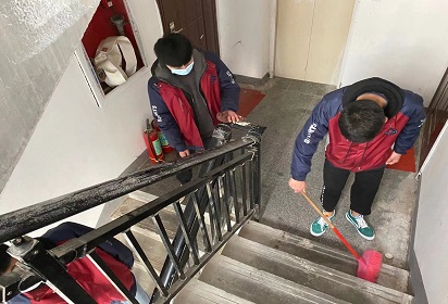 泗阳中专服装工程部举行“学雷锋”进社区服务活动