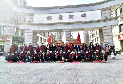 泗阳中专服装工程部举行“学雷锋”进社区服务活动