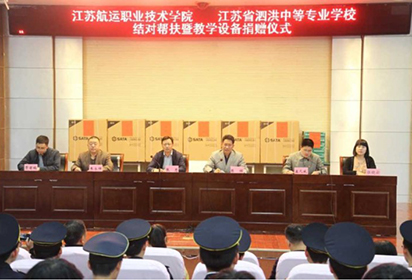 结对帮扶同发展 两校共结友谊花