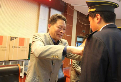 结对帮扶同发展 两校共结友谊花