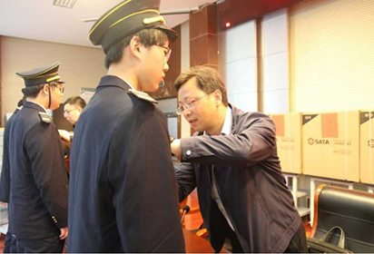 结对帮扶同发展 两校共结友谊花
