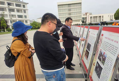 宿城中专开展“中国梦 光辉历程”党史图片展活动