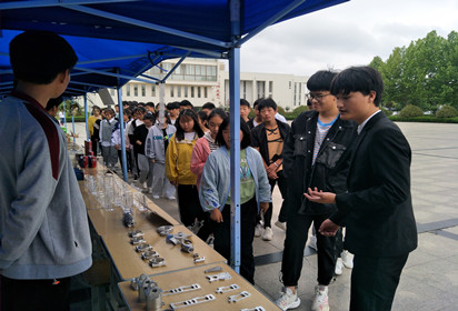 观摩职教成果   弘扬工匠精神