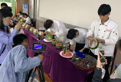 泗洪县魏营西瓜节我校学生展示食品雕刻技术